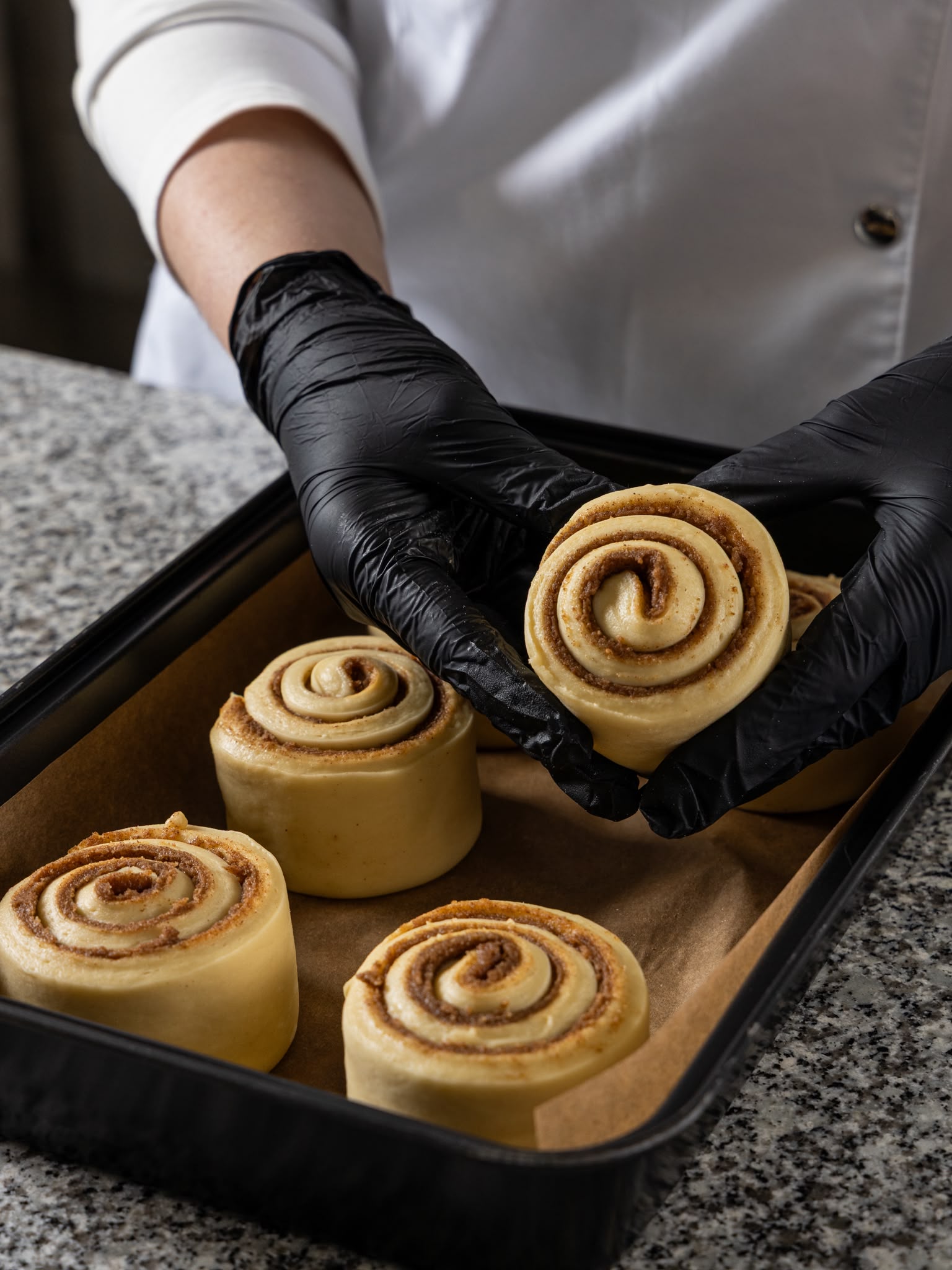 Cinnamon rolls a ser enrolados à mão