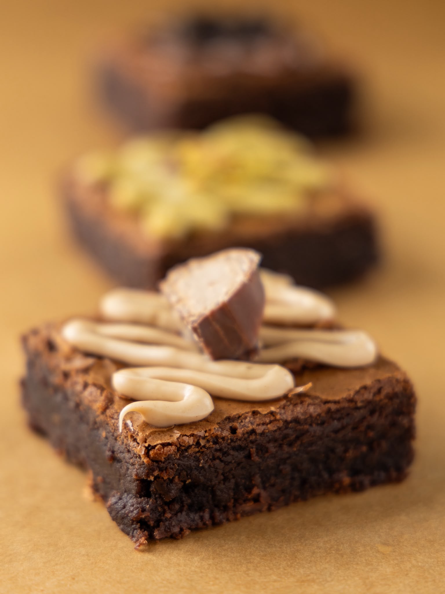 Brownie com creme e pedaço de chocolate